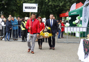 Zdjęcie przedstawicieli sołctw Gminy Koluszki przed złożeniem darów władzom Gminy