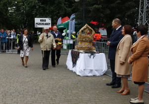 Zdjęcie przedstawicieli Koła Przeszczelarzy z Koluszek przed złożeniem darów władzom Gminy