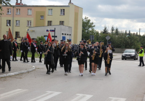 Zdjęcie barwnego korowodu dożynkowego do Parku Miejskiego w Koluszkach