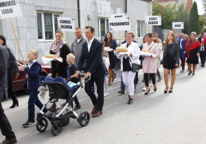 Zdjęcie barwnego korowodu dożynkowego do Parku Miejskiego w Koluszkach