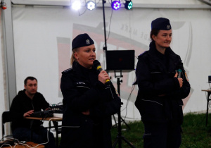 Zdjęcie przedstawia Panią Martę Marczak oraz Panią Anetę Kotynię z Komendy Powiatowej Policji w Koluszkach opowiadające o niebezpieczeństwie oraz zagrożeniach, jakie czyhają na seniorów