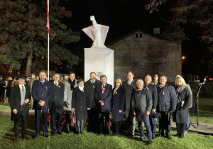 Zdjęcie przedstawia uczestników podczas Uroczystych Obchodów Narodowego Święta Niepodległości przy Pomniku Orła Białego w Koluszkach
