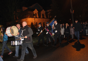 Zdjęcie przedstawia uczestników przemarszu udających się na Apel Poległych na Cmenatrzu Rzymskokatolickim w Koluszkach