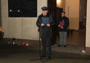 Zdjęcie przedstawia Druha Jerzego Pecynę odczytującego Apel Poległych na Cmenatrzu Rzymskokatolickim w Koluszkach