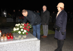 Zdjęcie przedstawicieli władz podczas złożenia kwiatów na Grobie Nieznanego Żołnierza podczas Apelu Poległych na Cmenatrzu Rzymskokatolickim w Koluszkach