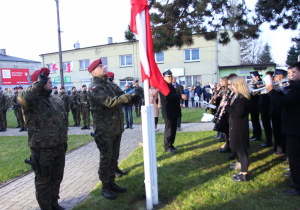 Zdjęcie asysty wojskowej podczas Uroczystych Obchodów Narodowego Święta Niepodległości przy Pomniku Orła Białego w Koluszkach