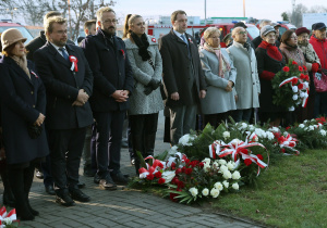 Zdjęcie przedstawia uczestników podczas Uroczystych Obchodów Narodowego Święta Niepodległości przy Pomniku Orła Białego w Koluszkach