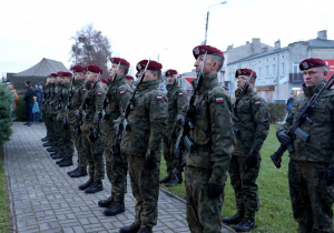 Zdjęcie asysty wojskowej podczas Uroczystych Obchodów Narodowego Święta Niepodległości przy Pomniku Orła Białego w Koluszkach