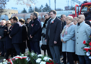 Zdjęcie przedstawia uczestników podczas Uroczystych Obchodów Narodowego Święta Niepodległości przy Pomniku Orła Białego w Koluszkach