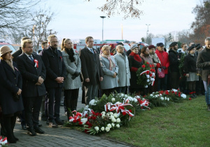 Zdjęcie przedstawia uczestników podczas Uroczystych Obchodów Narodowego Święta Niepodległości przy Pomniku Orła Białego w Koluszkach