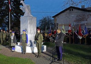 Zdjęcie przedstawia Burmistrza Koluszek Pana Waldemara Chałata wygłaszającego przemowienie podczas Uroczystych Obchodów Narodowego Święta Niepodległości przy Pomniku Orła Białego w Koluszkach