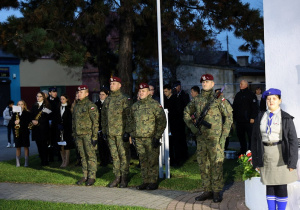 Zdjęcie asysty wojskowej podczas Uroczystych Obchodów Narodowego Święta Niepodległości przy Pomniku Orła Białego w Koluszkach