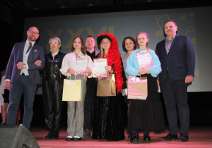 Zdjęcie przedstawia Burmistrza Koluszek, członków Jury oraz laureatów XXVI Koluszkowskiego Przeglądu Piosenki w kategorii szkoły podstawowe klasy VII – VIII